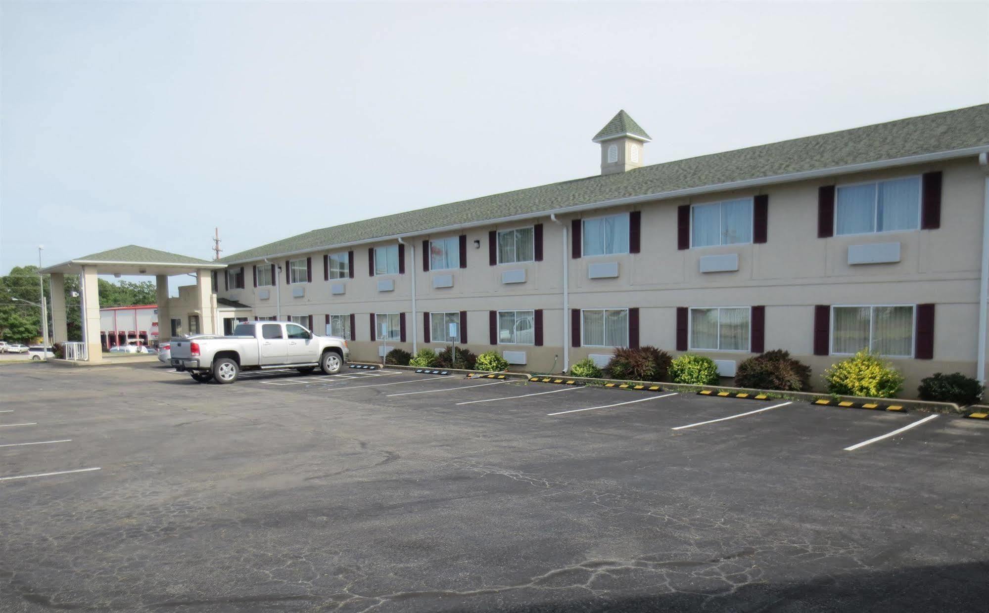 Days By Wyndham Osage Of The Ozarks Hotel 3*
